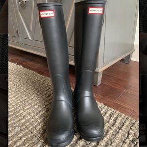 Black Hunter boots size 10